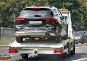 carro sendo transportado
