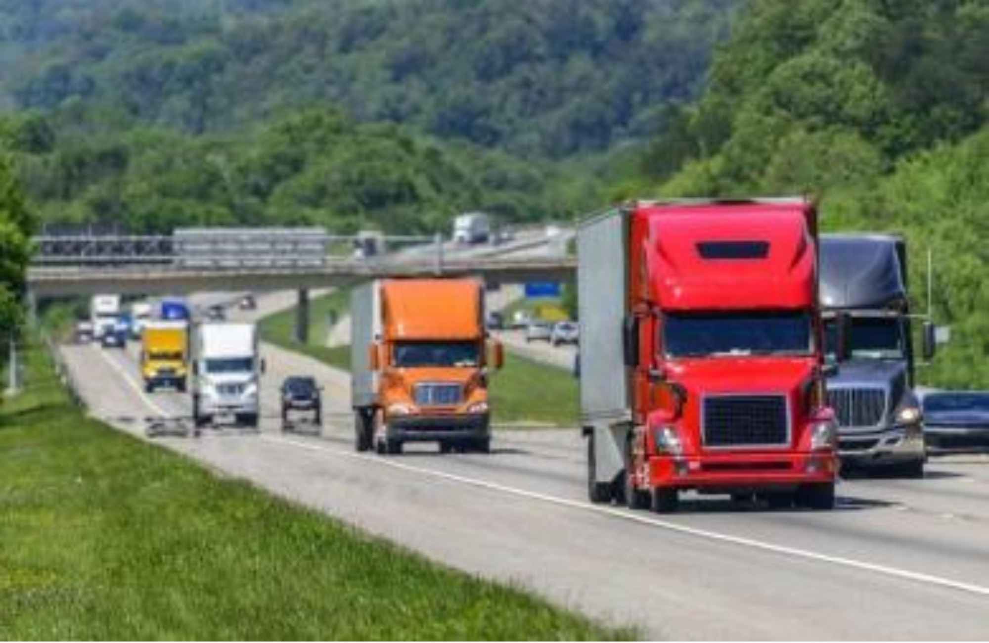 Caminhão baú como opção de transportes de veículos para SP Caminhão baú como opção de transportes de veículos para SP