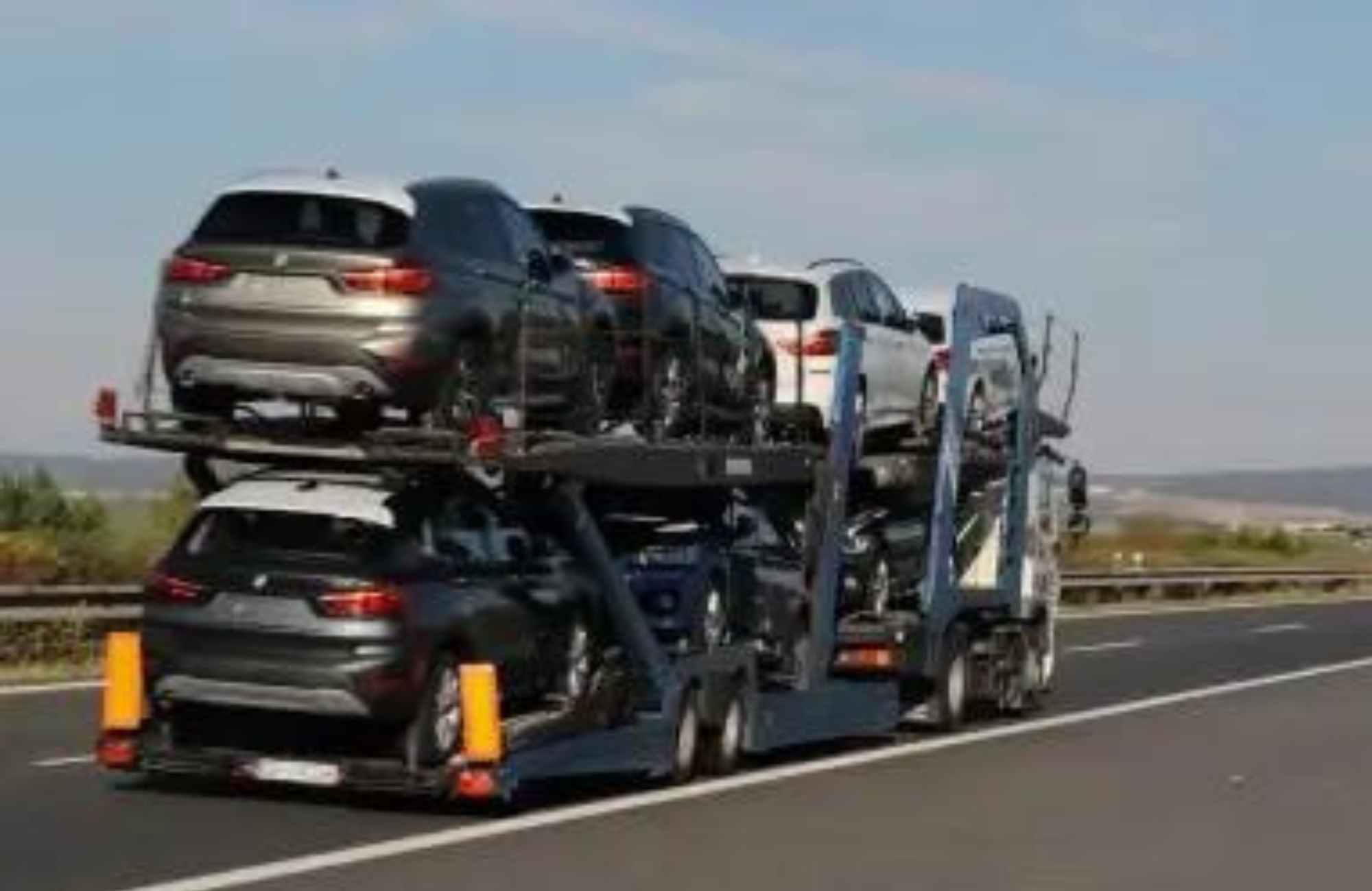 Profissionais qualificados realizando o transporte do veículo Profissionais qualificados realizando o transporte do veículo